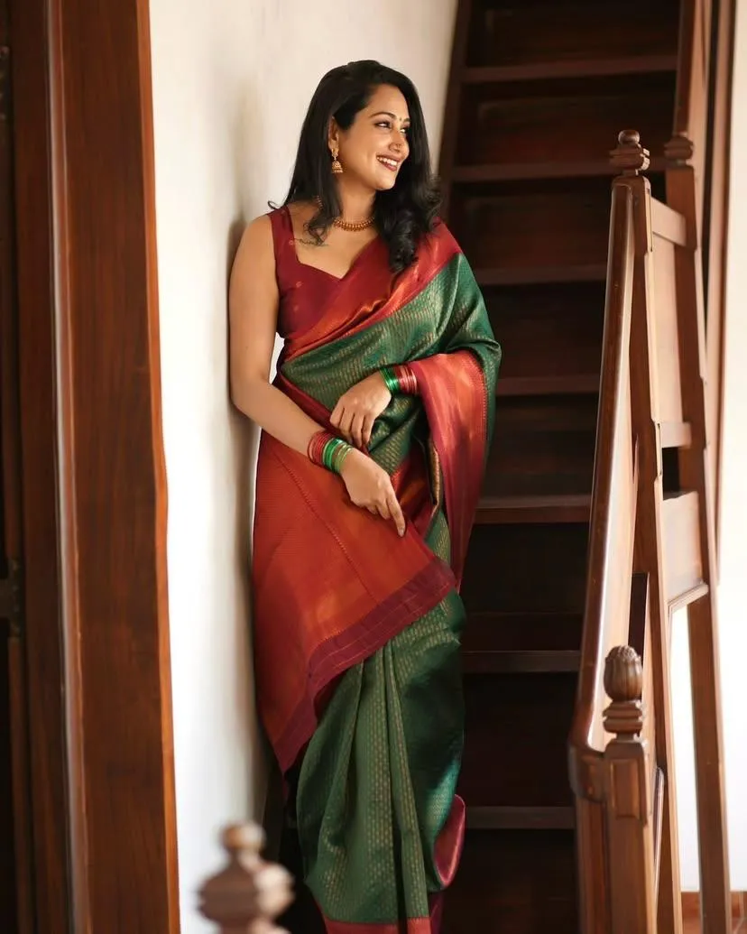 Tremendous Dark Green Soft Silk Saree With Exuberant Blouse Piece