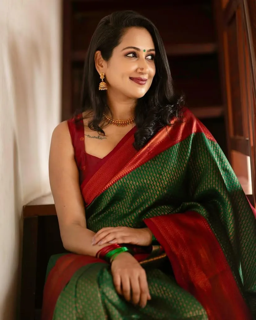 Tremendous Dark Green Soft Silk Saree With Exuberant Blouse Piece