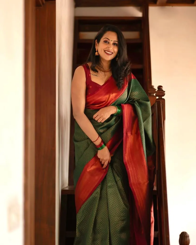 Tremendous Dark Green Soft Silk Saree With Exuberant Blouse Piece